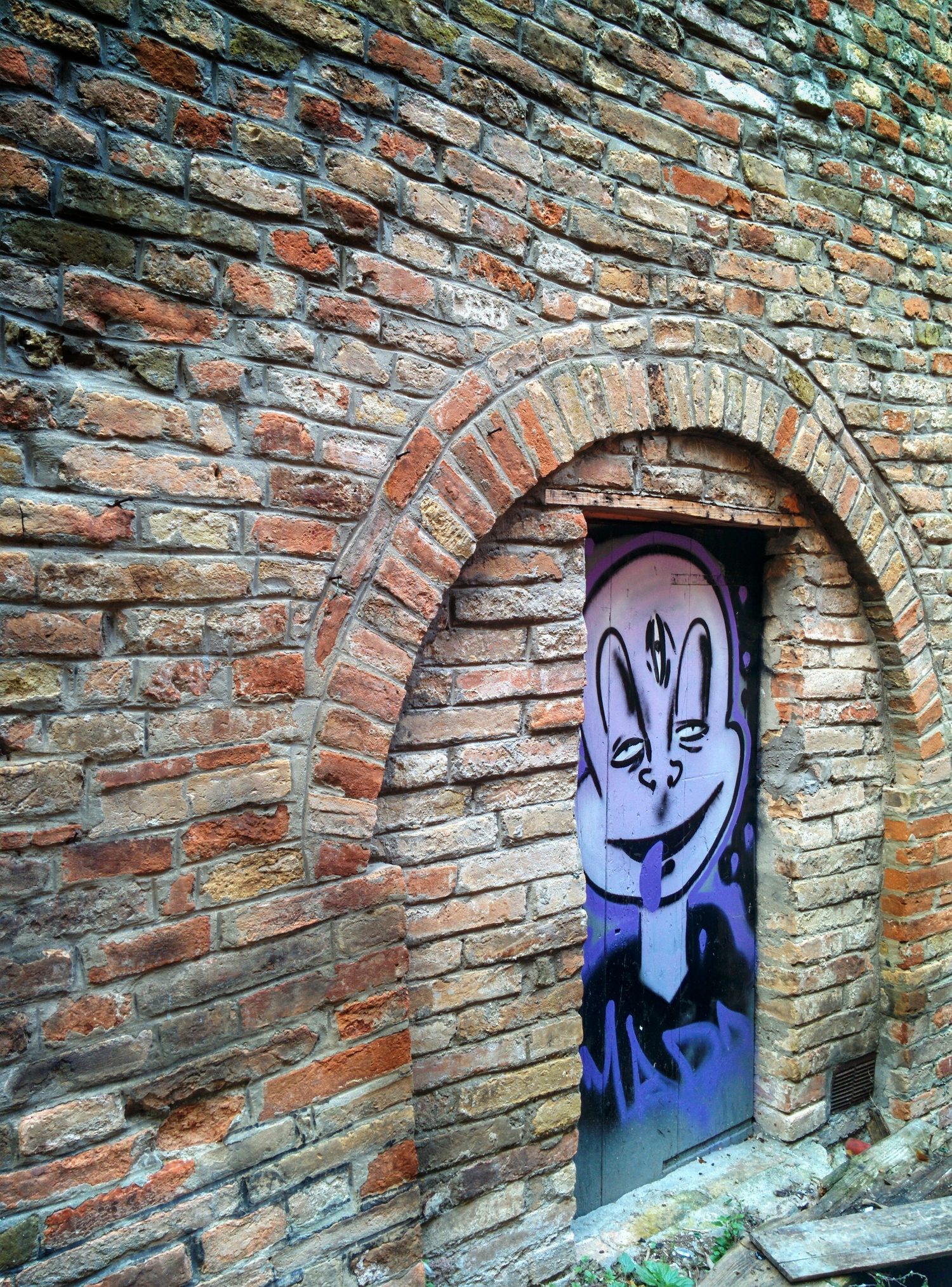 Mur couvert de graffitis dans une rue de Saint-Denis, évoquant la culture hip-hop et l’histoire de NTM.