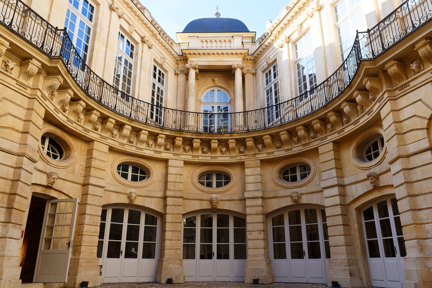 Façade d’un palais de justice français, illustrant le contexte judiciaire de l’affaire NTM en 1996.