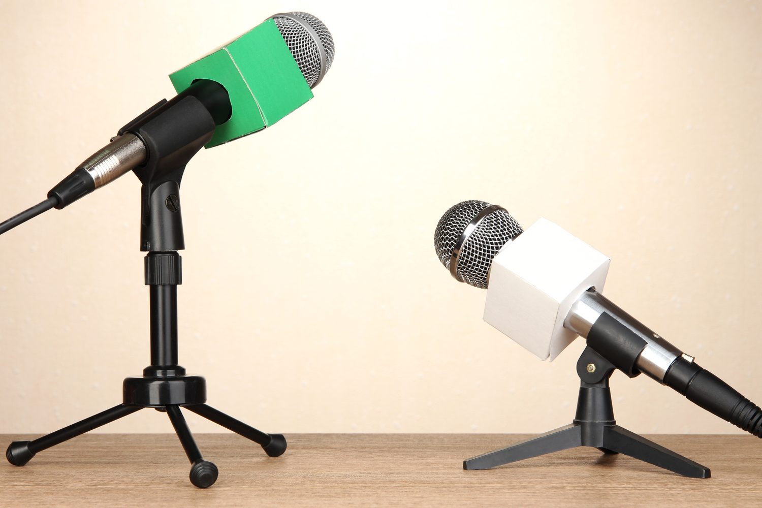 Kool Shen répondant aux questions d’un journaliste devant un microphone lors d’une interview.