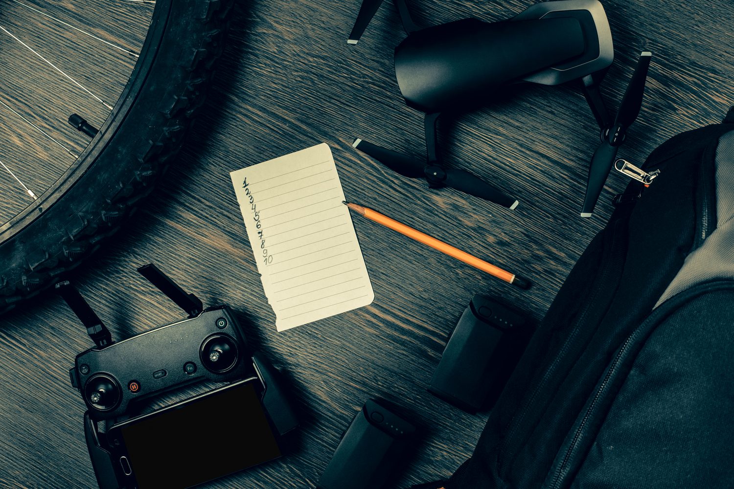 Des textes de rap imprimés sont étudiés sur un bureau à côté de vinyles et de notes manuscrites.