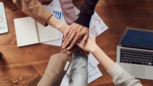 Cohésion d&rsquo;équipe : pourquoi les séminaires ne suffisent pas, et ce qui marche à la place