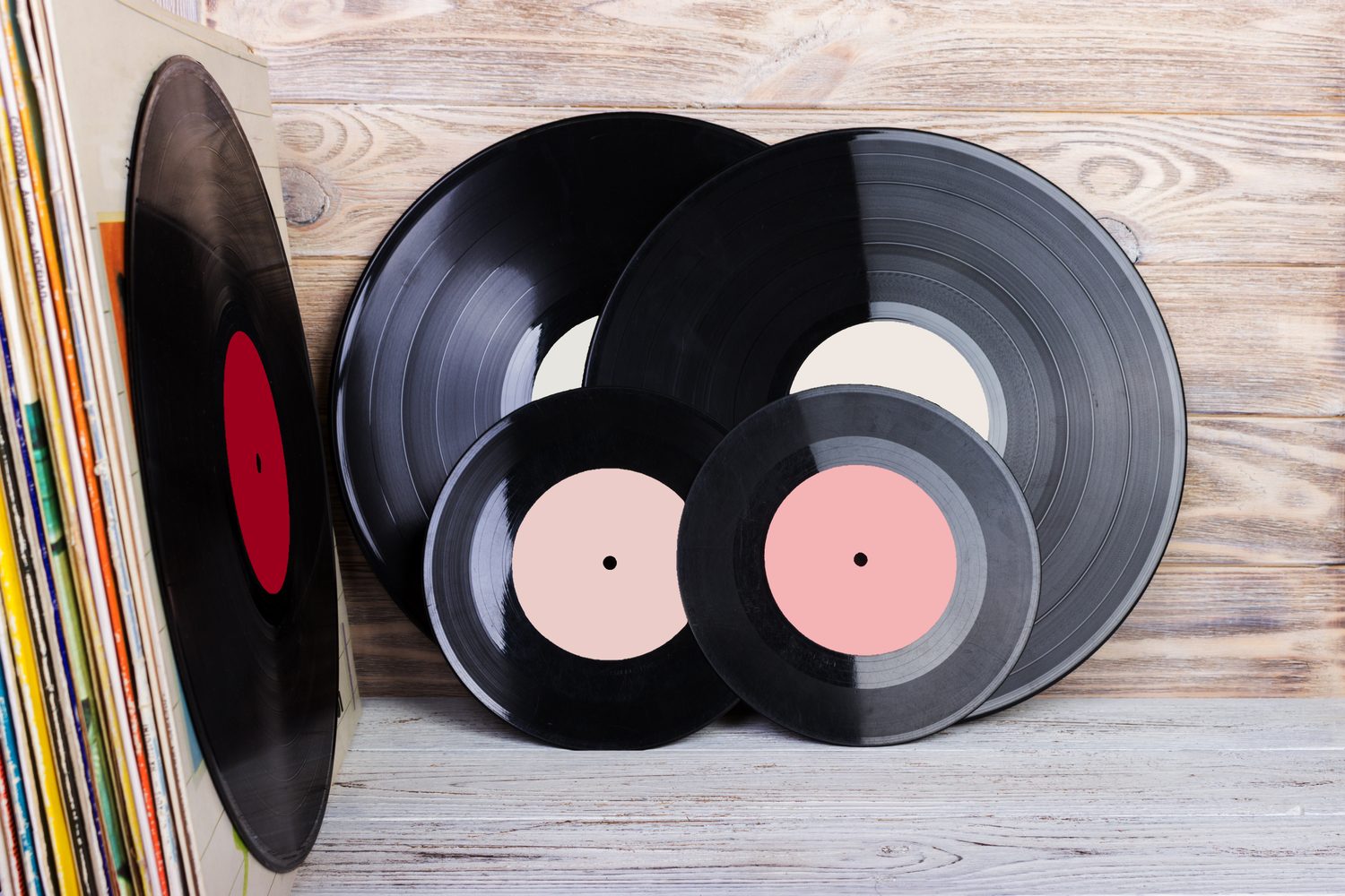 Collection de vinyles de Kool Shen disposée sur une table pour choisir un cadeau.