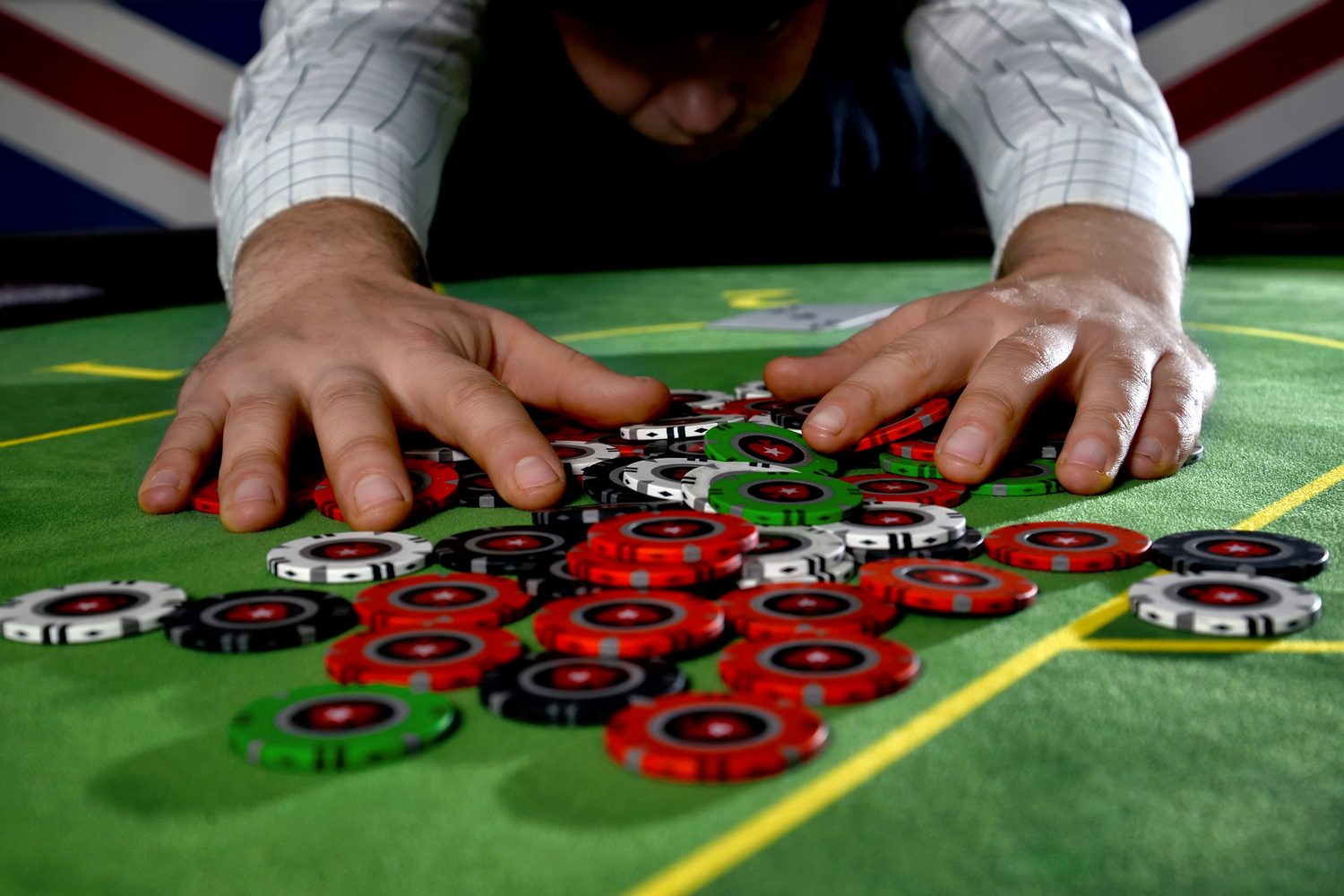 Joueur de poker débutant comptant ses jetons et notant sa bankroll dans un carnet.