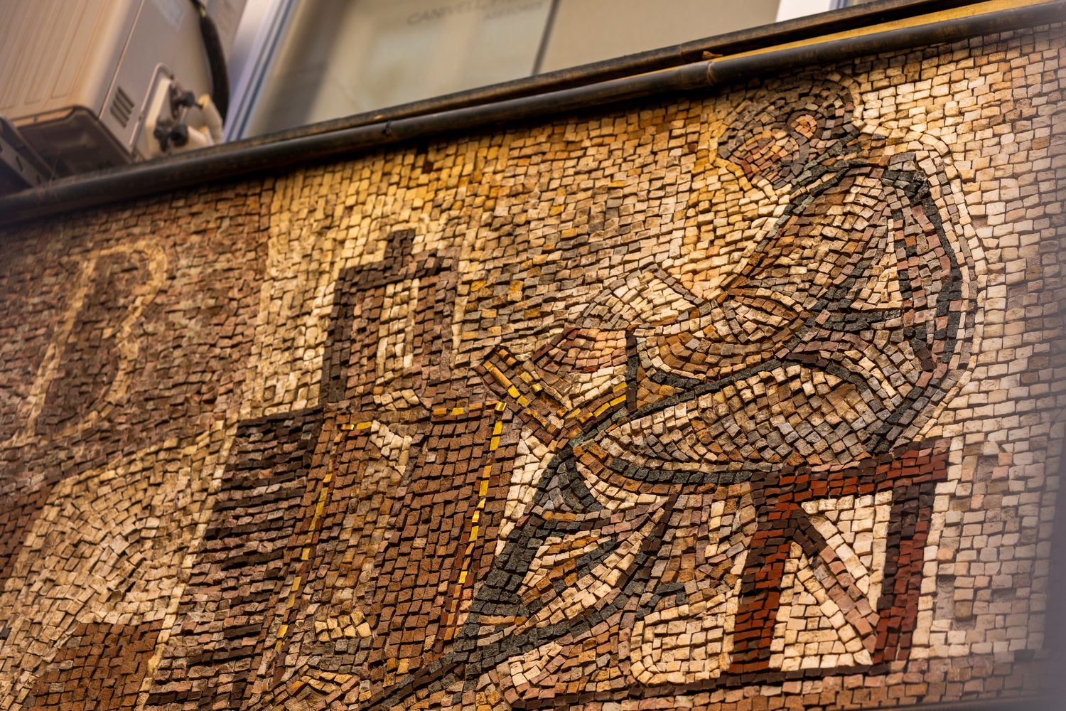 Fresque murale dans une rue de Saint-Denis, sur les traces de NTM entre Saint-Denis et Paris.