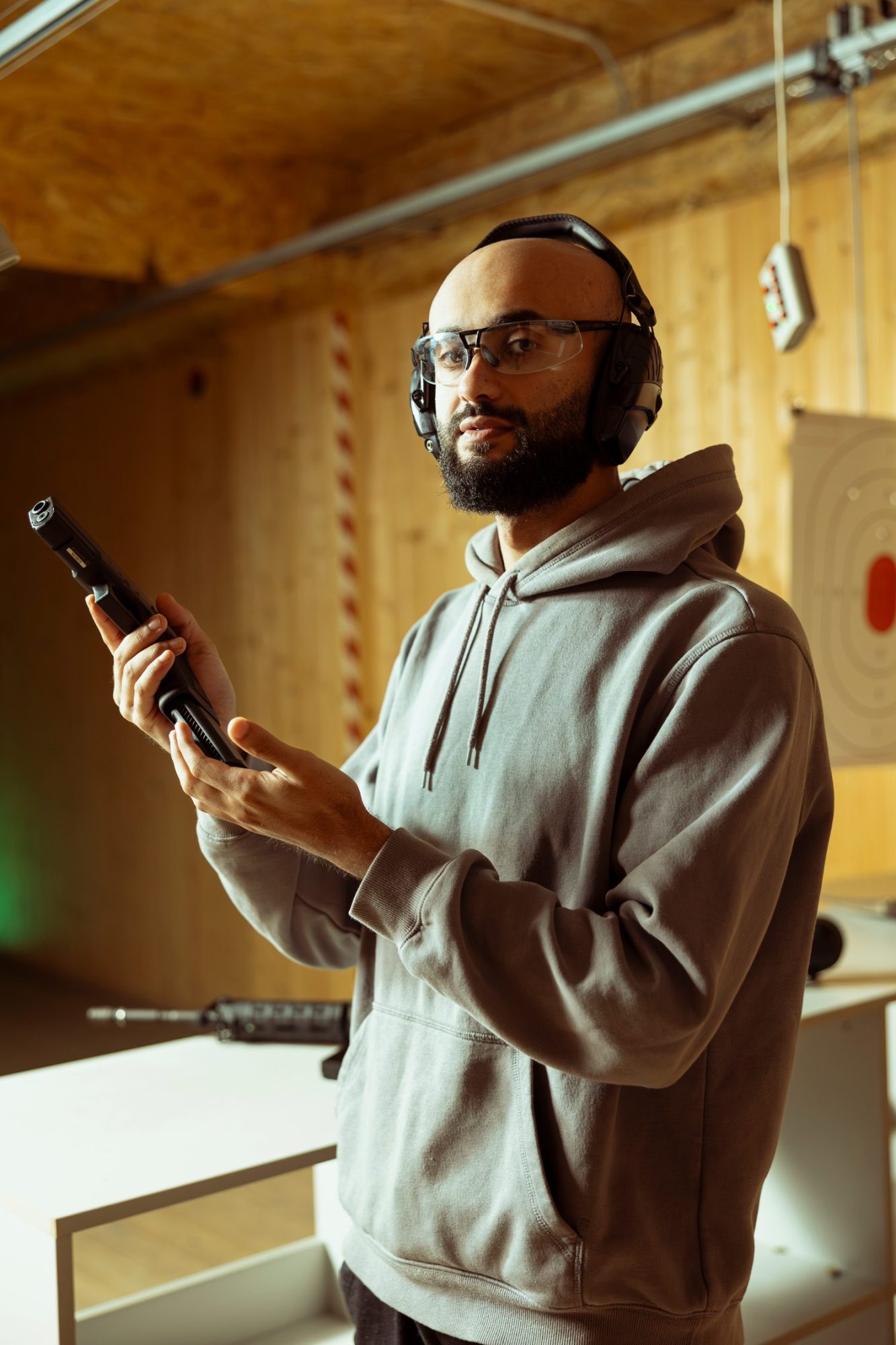 Personne écoutant du rap avec un casque audio et un smartphone