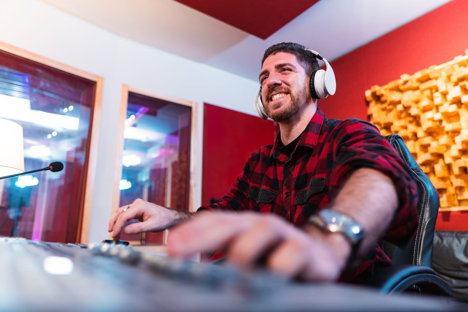 Personne réglant l’égaliseur audio tout en écoutant du rap au casque